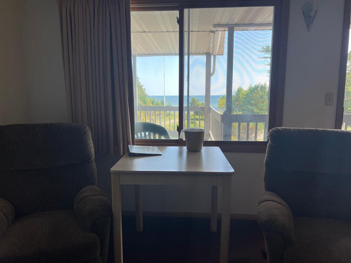 Gray Wolf Lodge Manistique Ngoại thất bức ảnh